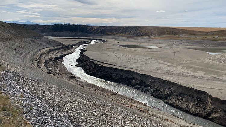 Oldman Reservoir - silt plain with the river running through it