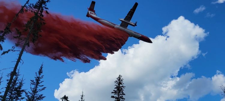 Photo of Q400 dropping retardant on LWF139, July 23, 2025