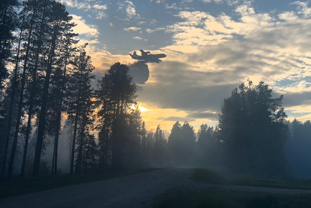 Airtanker flying over the wildfire.