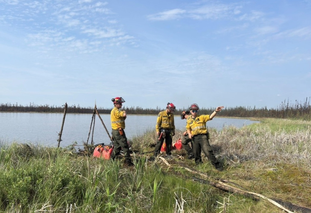 Firefighters set up a pump on HWF036 (June 2025)