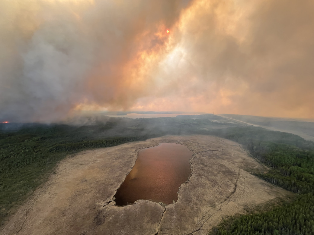 Wildfire LWF090 (Caribou Lake) continues to burn out of control.
