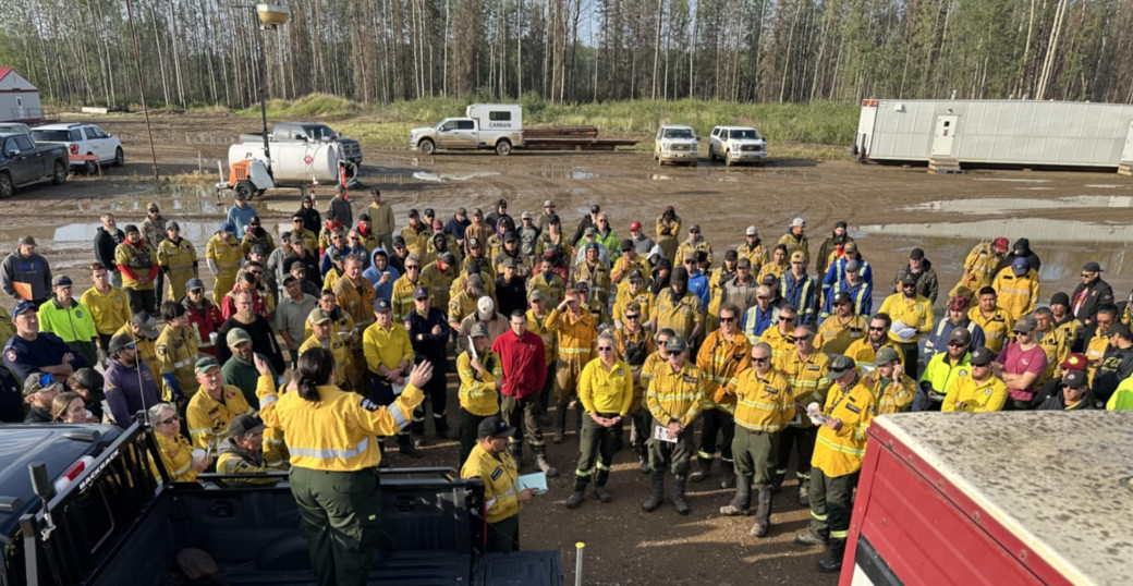 Logistics chief briefs firefighters on HWF036 in early July